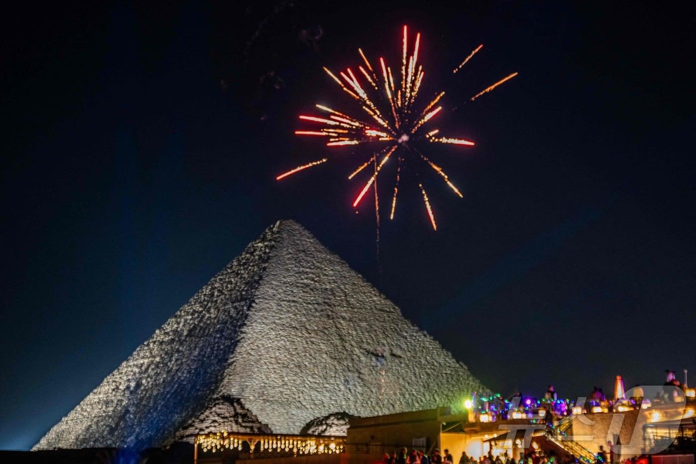 이집트 수도 카이로의 피라미드 위에서 신년 맞이 불꽃축제가 열리고 있다. 2024.12.31 ⓒ AFP=뉴스1 ⓒ News1 강민경 기자