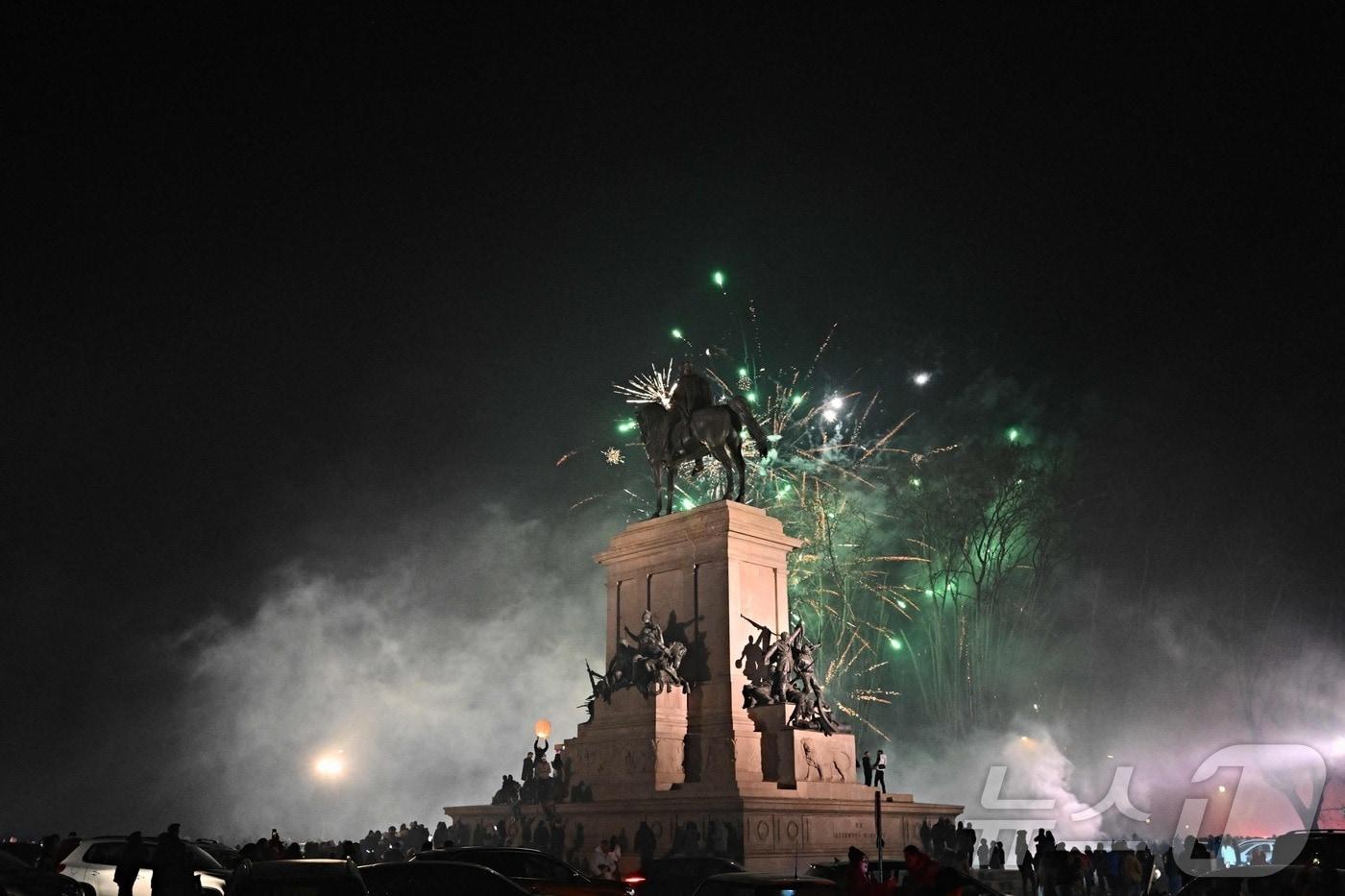 이탈리아 로마의 가리발디 동상 근처에서 신년 맞이 불꽃축제가 열리고 있다. 2025.1.1 ⓒ AFP=뉴스1 ⓒ News1 강민경 기자