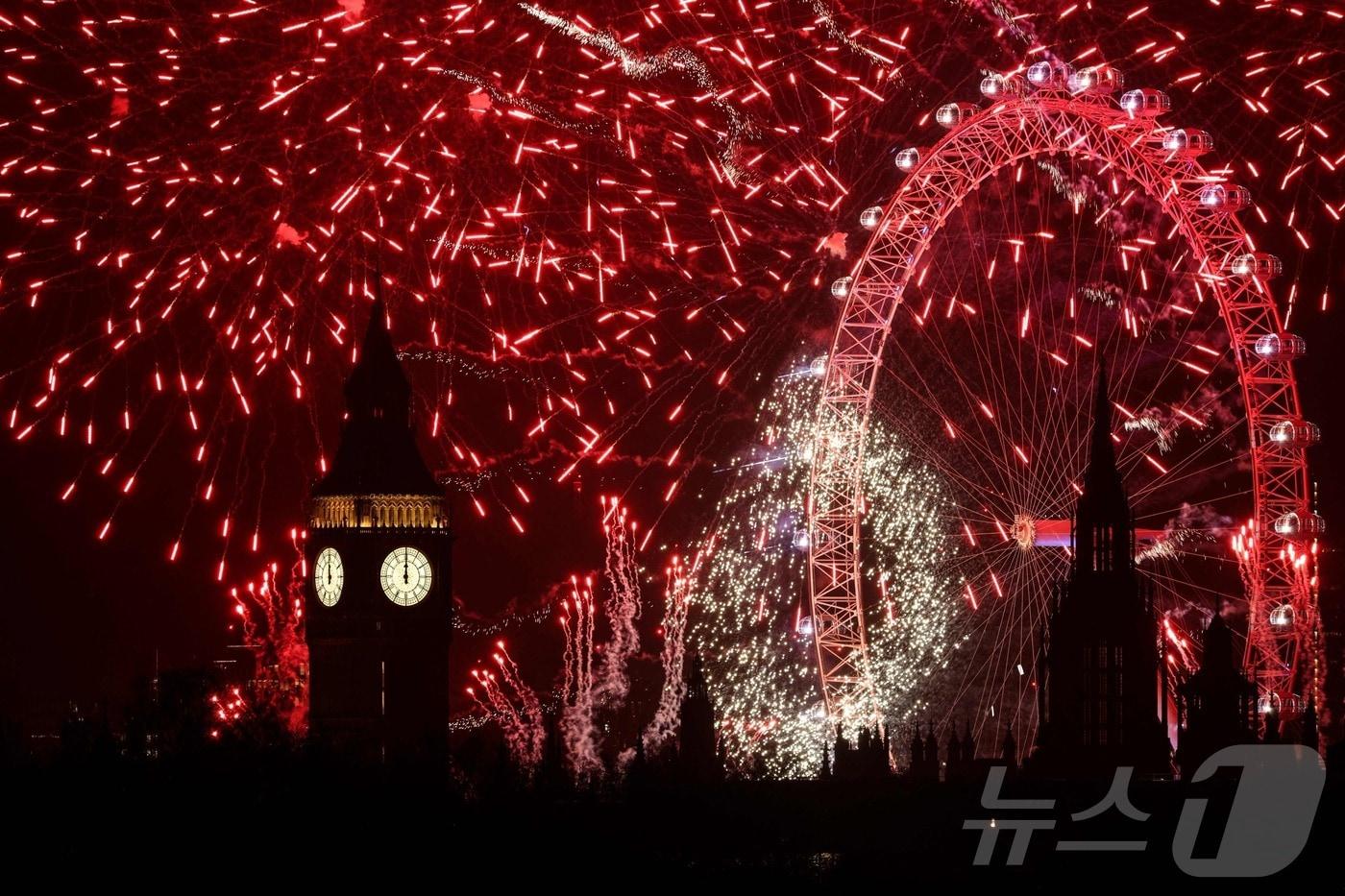영국 런던 중심부 국회의사당과 런던아이, 빅벤 인근에서 1일&#40;현지시간&#41; 자정 신년을 맞이해 화려한 불꽃놀이가 펼쳐지고 있다. 2025.1.1 ⓒ AFP=뉴스1 ⓒ News1 강민경 기자