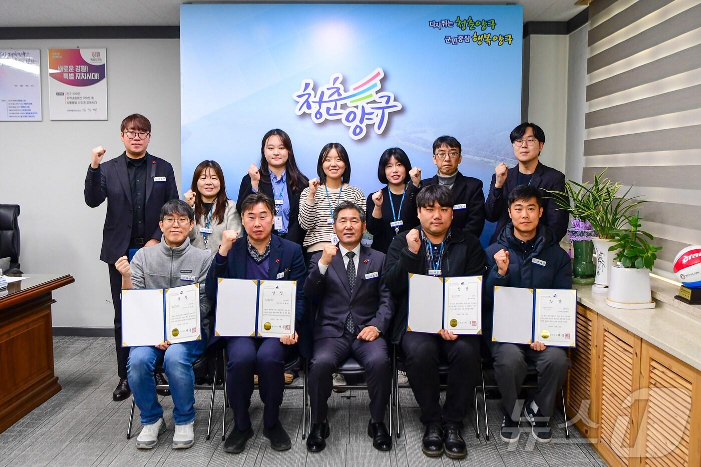 강원 양구군은 최근 '2024년 기관평가'에서 우수한 성적을 거둔 유공팀과 공무원을 선정해 인센티브를 지급했다.(양구군 제공)/뉴스1