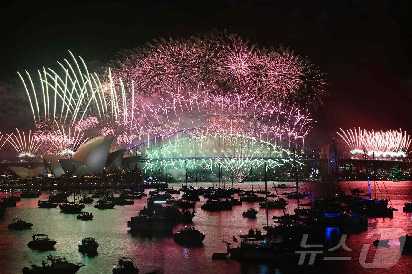 호주 시드니의 오페라하우스와 하버브리지에서 2025년 새해를 맞이하는 대형 불꽃축제가 벌어지고 있다. 2025.1.1 ⓒ AFP=뉴스1 ⓒ News1 강민경 기자