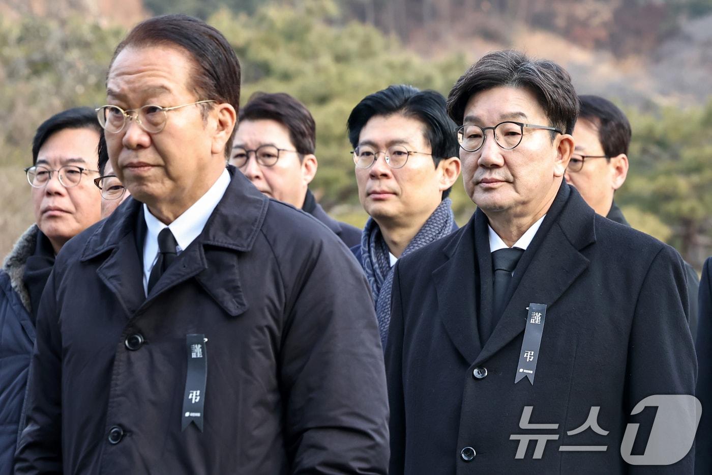 권성동 국민의힘 원내대표(오른쪽)가 2025년 을사년(乙巳年) 첫 날인 1일 오전 서울 동작구 국립서울현충원을 찾아 권영세 비상대책위원장 등 동료 의원들과 함께 참배를 하고 있다. 2025.1.1/뉴스1 ⓒ News1 민경석 기자