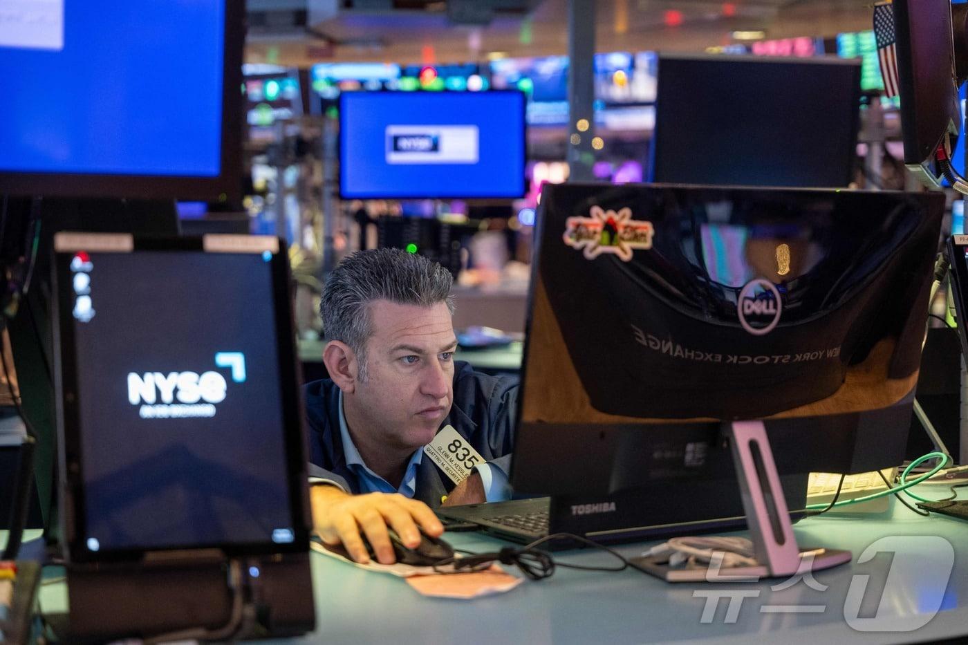 NYSE의 한 트레이더가 심각한 표정으로 모니터를 보고 있다.  ⓒ AFP=뉴스1