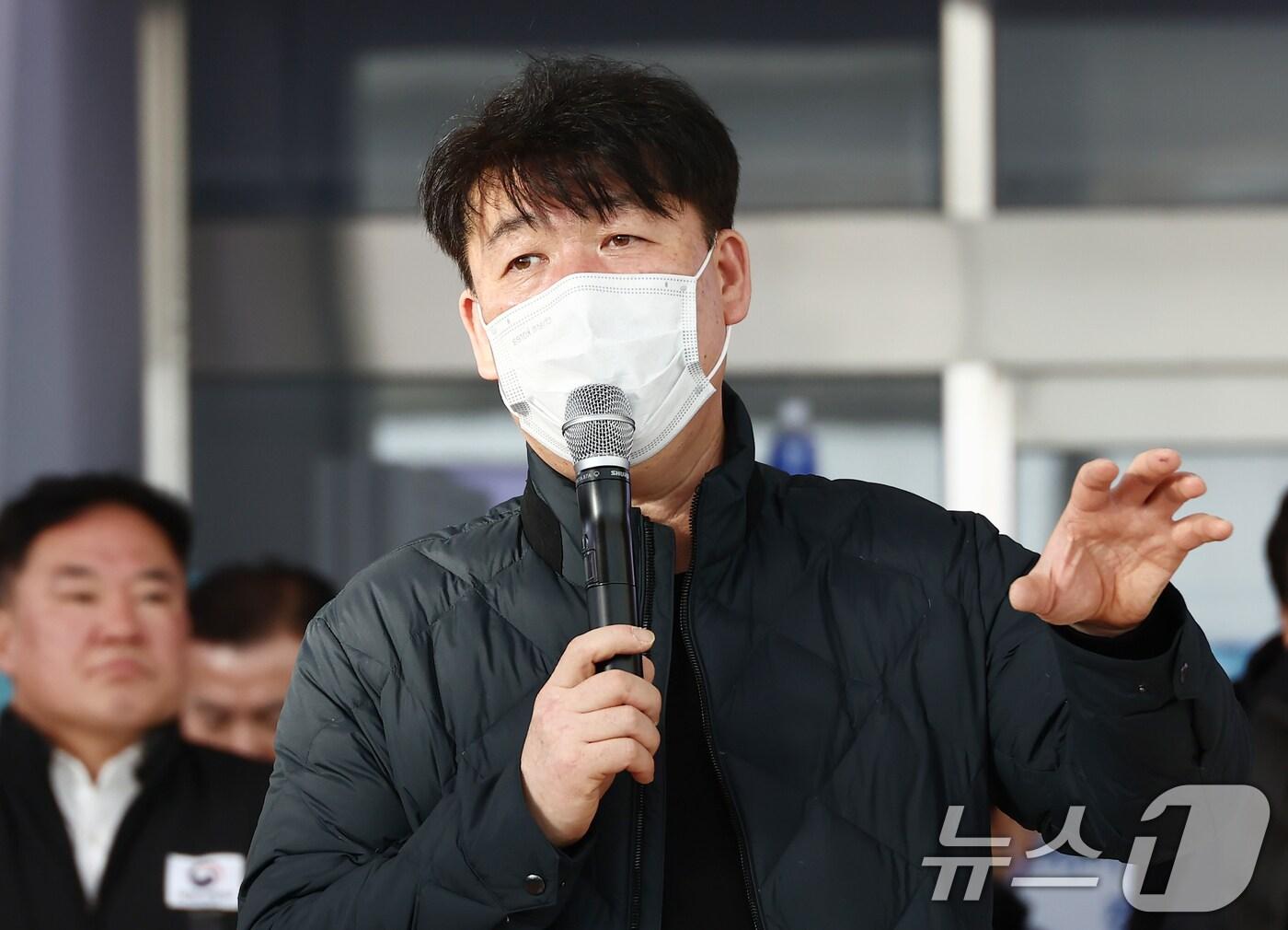 본문 이미지 - 1일 오전 전남 무안국제공항에서 박한신 유가족협의회 대표가 제주항공 여객기 사고와 관련해 브리핑을 하고 있다. 2025.1.1/뉴스1 ⓒ News1 김민지 기자