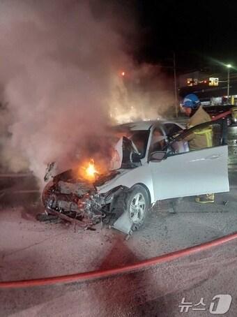 본문 이미지 - 1일 새벽 강원 강릉 터미널 오거리에서 승용차 간 추돌사고가 발생, 1명이 숨지고 2명이 중경상을 입었다.(강릉소방서 제공) 2025.1.1/뉴스1