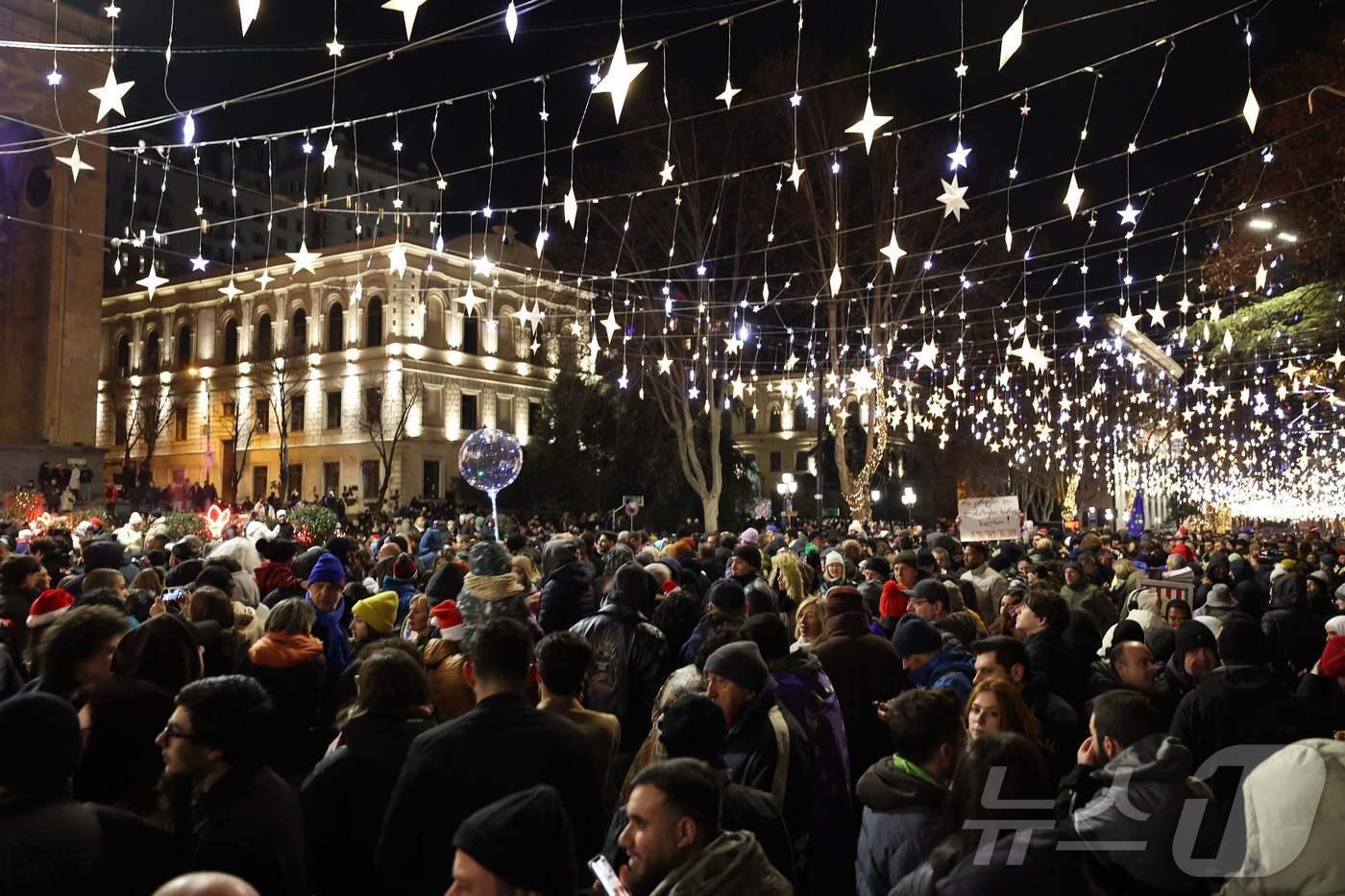조지아 수도 트빌리시에서 2025년 새해 맞이 축제와 함께 정부의 유럽연합&#40;EU&#41; 가입 협상 연기 결정에 반대하는 시위가 벌어지고 있다. 2024.12.31 ⓒ AFP=뉴스1 ⓒ News1 강민경 기자