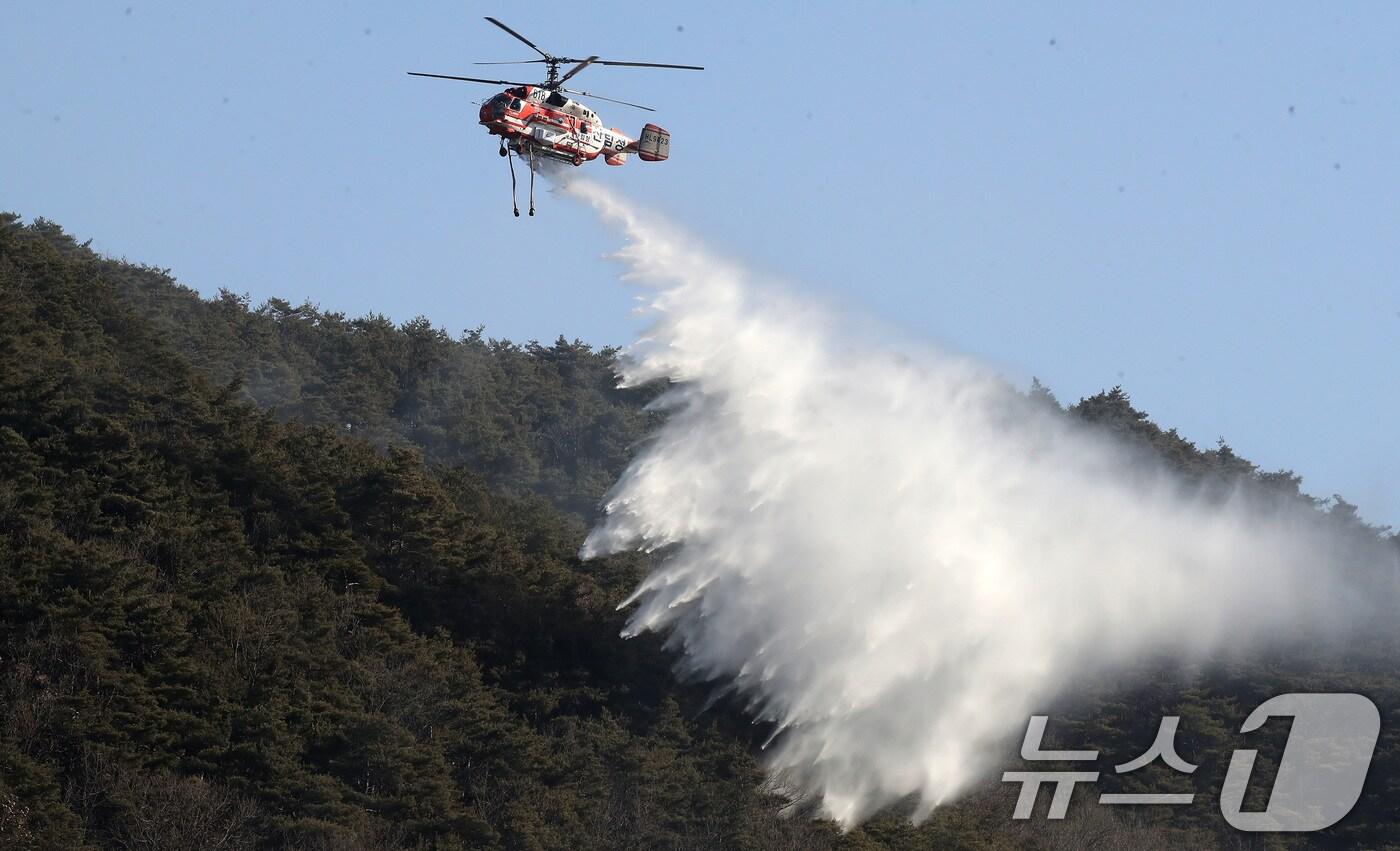 22일 오후 1시 6분쯤 대구 수성구 욱수동 병풍산 정상 부근에서 불이 나 산림 당국이 진화에 나섰다. 사진은 산불 진화용 헬기. 뉴스1 ⓒ News1 자료 사진