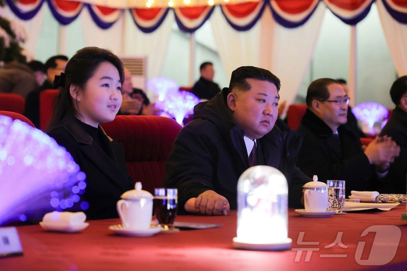 (평양 노동신문=뉴스1) = 북한 노동당 기관지 노동신문은 1일 신년 경축 공연이 평양의 '5월1일 경기장'에서 성대하게 진행됐다고 보도했다. 김정은 당 총비서가 딸 주애와 함께 참석했으며 당·정·군의 고위간부들도 대거 참석해 새해맞이 분위기를 띄웠다. [국내에서만 사용가능. 재배포 금지. DB 금지. For Use Only in the Republic of Korea. Redistribution Prohibited] rodongphoto@news1.kr