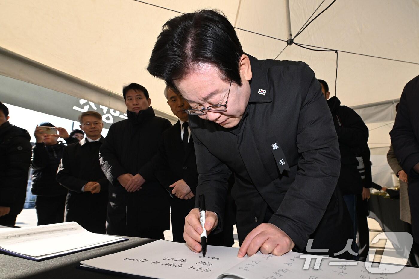 이재명 더불어민주당 대표가 제주항공 여객기 참사 나흘째인 1일 광주 동구 5·18민주광장 합동분향소를 찾아 조문록을 남기고 있다. (공동 취재)2025.1.1/뉴스1 ⓒ News1 이수민 기자