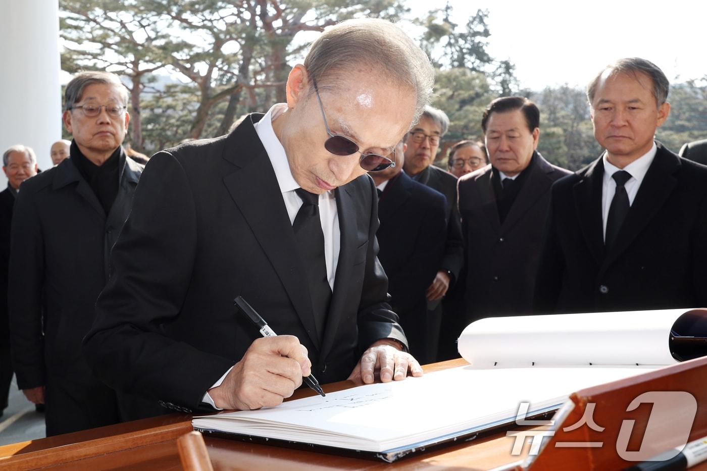 이명박 전 대통령이 2025년 을사년(乙巳年) 첫 날인 1일 오전 서울 동작구 국립서울현충원을 찾아 참배를 마친 뒤 방명록을 작성하고 있다. 2025.1.1/뉴스1 ⓒ News1 민경석 기자