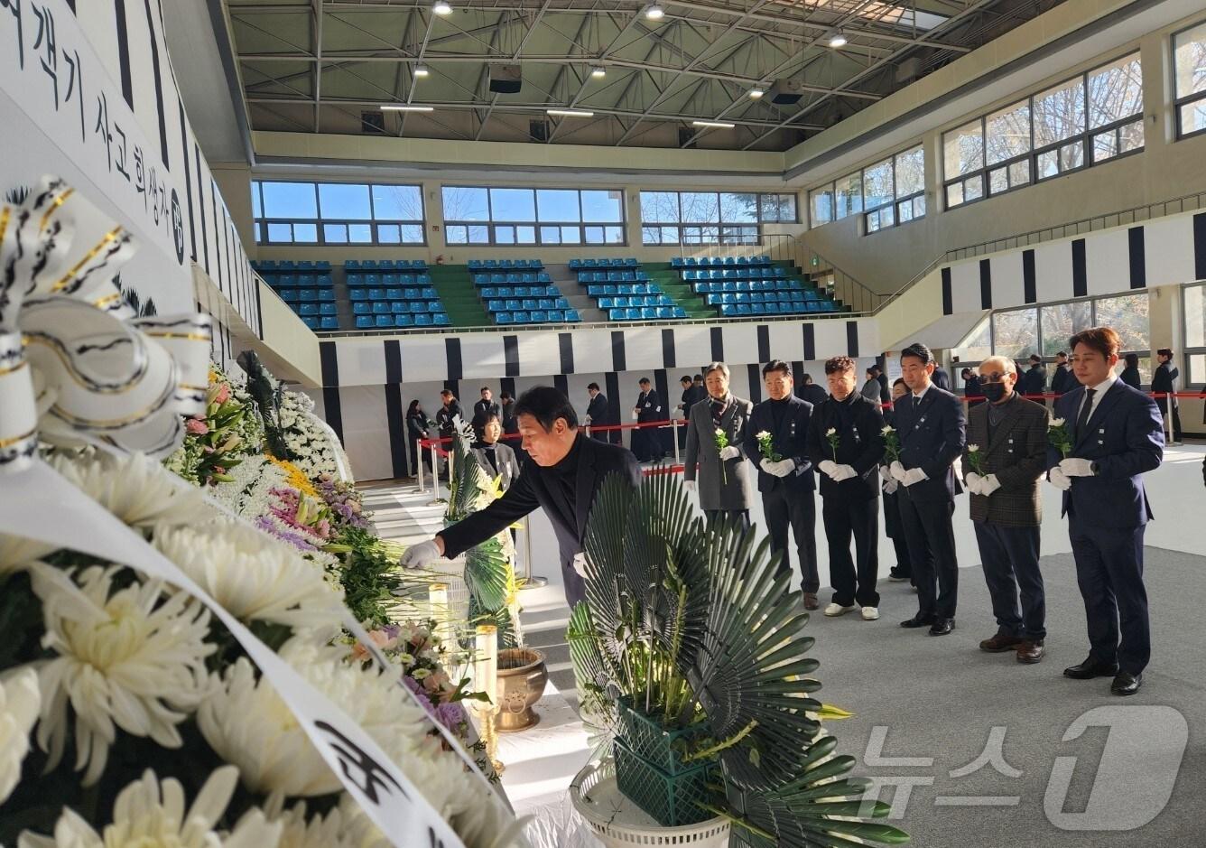 본문 이미지 - 강대식 국민의힘 대구시당위원장과 당직자들이 1일 대구 안병근올림픽기념유도관에 마련된 전남 무안국제공항 제주항공 여객기 사고 희생자 합동분향소를 찾아 헌화하고 있다. (국민의힘 대구시당 제공) 2025.1.1/뉴스1