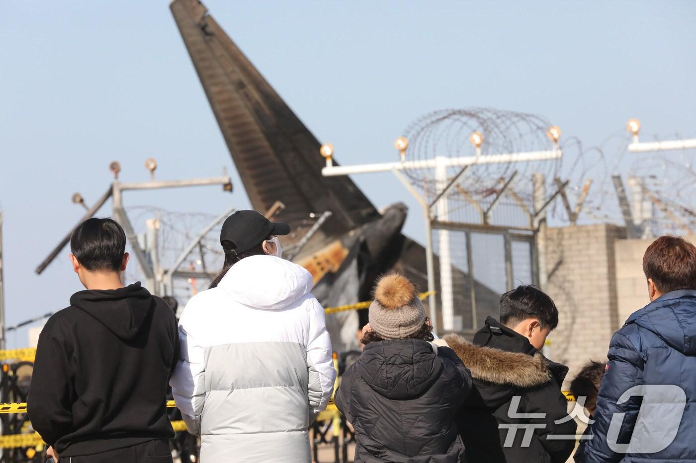 본문 이미지 - 1일 오후 179명이 사망한 제주항공 여객기 참사 사고현장 인근인 무안국제공항 철조망에 시민들의 추모의 발길이 이어지고 있다.2025.1.1/뉴스1 ⓒ News1 박지현 기자