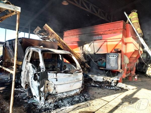 본문 이미지 - 1일 오전 전북 정읍시 이평면의 한 축사에서 불이 나 40대 근로자가 숨졌다.(전북소방본부 제공)/뉴스1