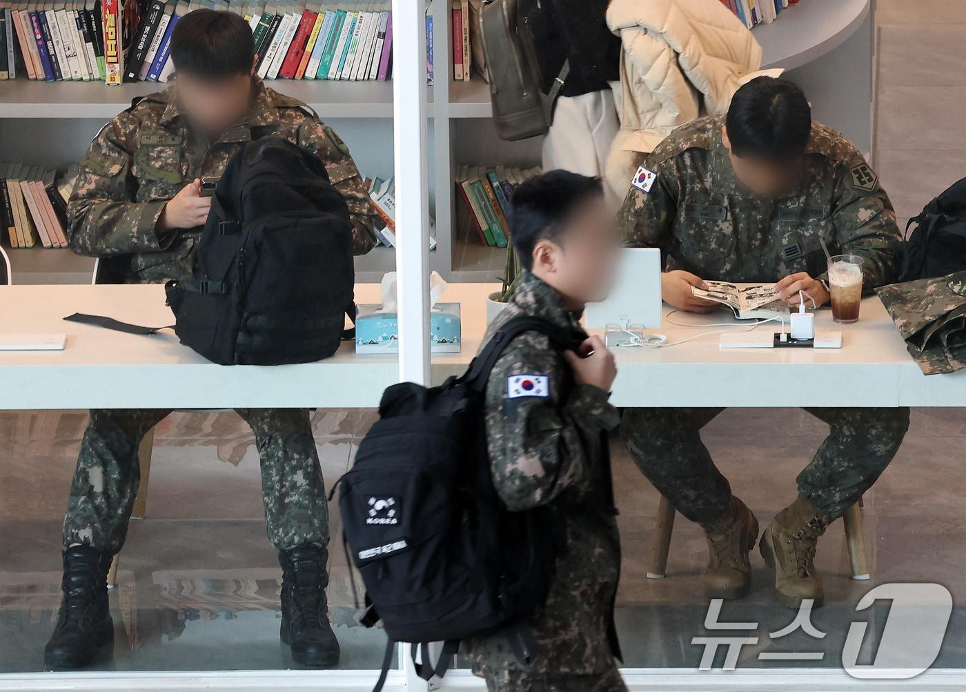 본문 이미지 - 1서울역 TMO에서 군 장병들이 오가고 있다. /뉴스1 ⓒ News1 이동해 기자