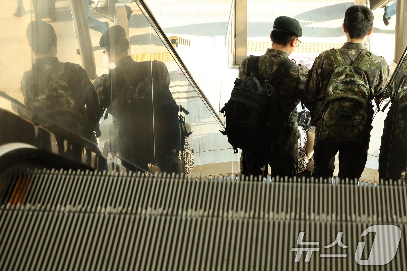 서울역에서 군 장병들이 이동하고 있다. 2025.1.1/뉴스1 ⓒ News1 이동해 기자