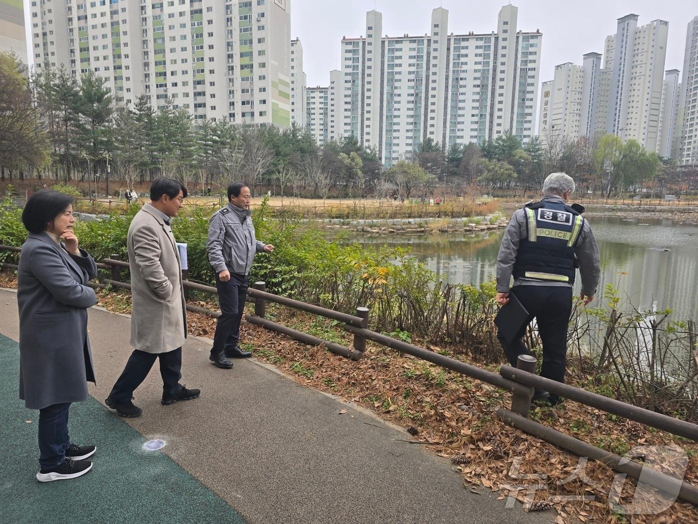 본문 이미지 - 전북자치도 전주완산경찰서 평화지구대가 유관기관과 함께 전주시 완산구 평화동에 위치한 지시제 생태공원 시설 개선을 진행했다.(전주완산경찰서 제공) 2025.1.1/뉴스1