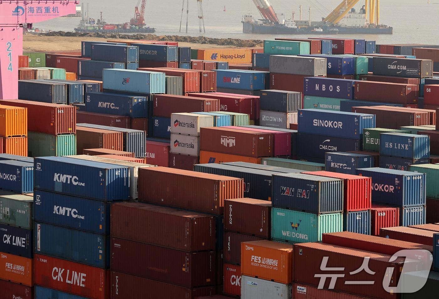 본문 이미지 - 인천 연수구 인천신항 컨테이너 터미널의 모습. 2025.1.1/뉴스1 ⓒ News1 이동해 기자