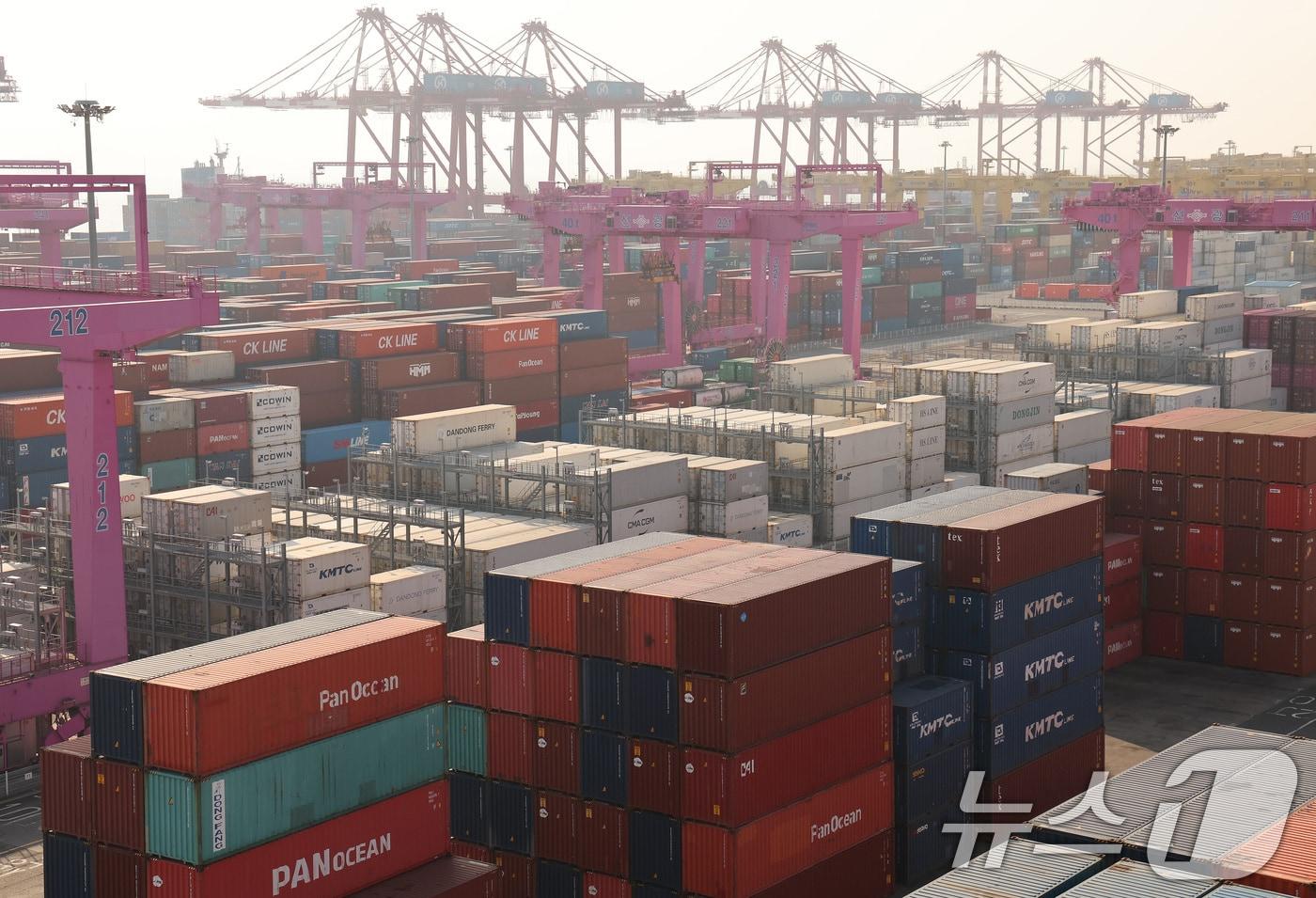 본문 이미지 - 인천 연수구 인천신항 컨테이너 터미널의 모습. /뉴스1 ⓒ News1 이동해 기자