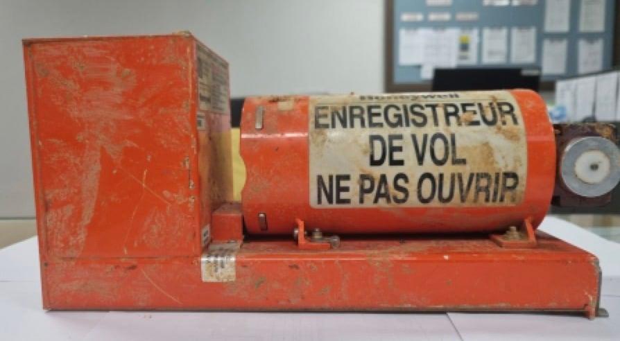 본문 이미지 - 수거된 조종석 음성기록장치(CVR) / 국토교통부 제공