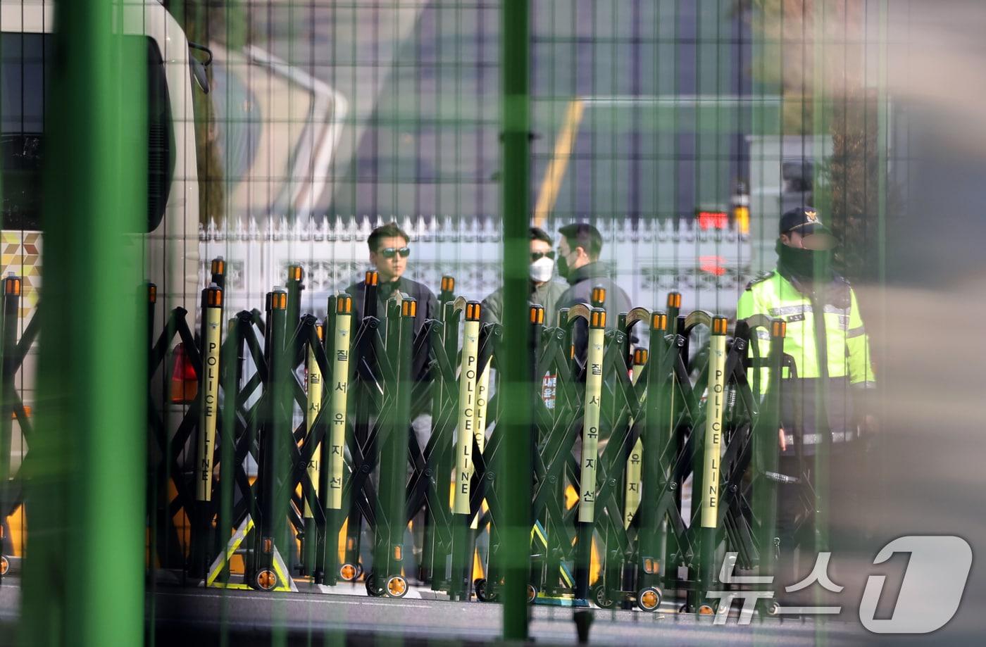 본문 이미지 - 공수처가 '12·3 비상계엄 사태'로 내란 혐의를 받는 윤석열 대통령 체포영장을 이달 6일까지 유효기간 내에 집행하겠다고 밝힌 가운데 1일 서울 한남동 대통령 관저 입구가 통제 되고 있다. 오도운 고위공직자범죄수사처장은 이날 출근길에 대통령경호처가 관저 문을 개방하지 않으면 공무집행방해에 해당한다며 공수처의 법 집행에 응하라고 촉구했다. 2025.1.1/뉴스1 ⓒ News1 송원영 기자