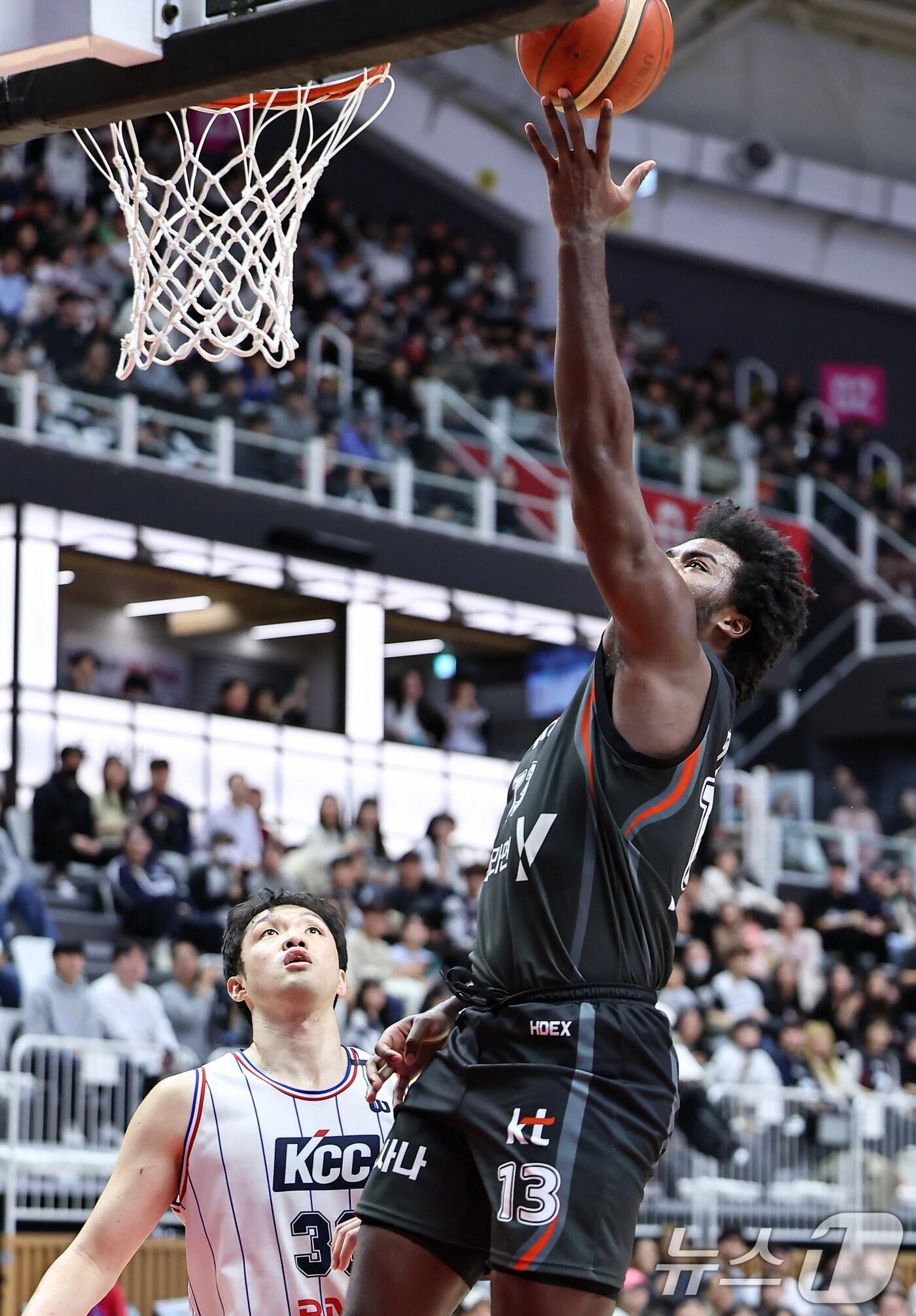 본문 이미지 - 1일 경기 수원시 권선구 수원KT소닉붐아레나에서 열린 '2024-2025 KCC 프로농구' 정규리그 수원 KT 소닉붐과 부산 KCC의 경기, KT 해먼즈가 골밑슛을 시도하고 있다. 2025.1.1/뉴스1 ⓒ News1 김도우 기자