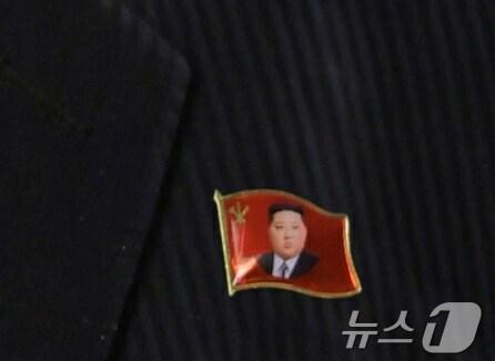 본문 이미지 - (평양 노동신문=뉴스1) = 지난해 12월에 열린 북한 노동당 중앙위원회 제8기 제11차 전원회의에서 포착된 김정은 총비서의 배지(초상휘장). [국내에서만 사용가능. 재배포 금지. DB 금지. For Use Only in the Republic of Korea. Redistribution Prohibited] rodongphoto@news1.kr