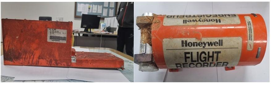 본문 이미지 - 항공철도사고조사위원회가 지난 30일 수거한 비행기록장치&#40;FDR&#41;. 왼쪽&#40;전원 공급 장치&#41;, 오른쪽&#40;데이터 저장 장치&#41;/국토교통부 제공