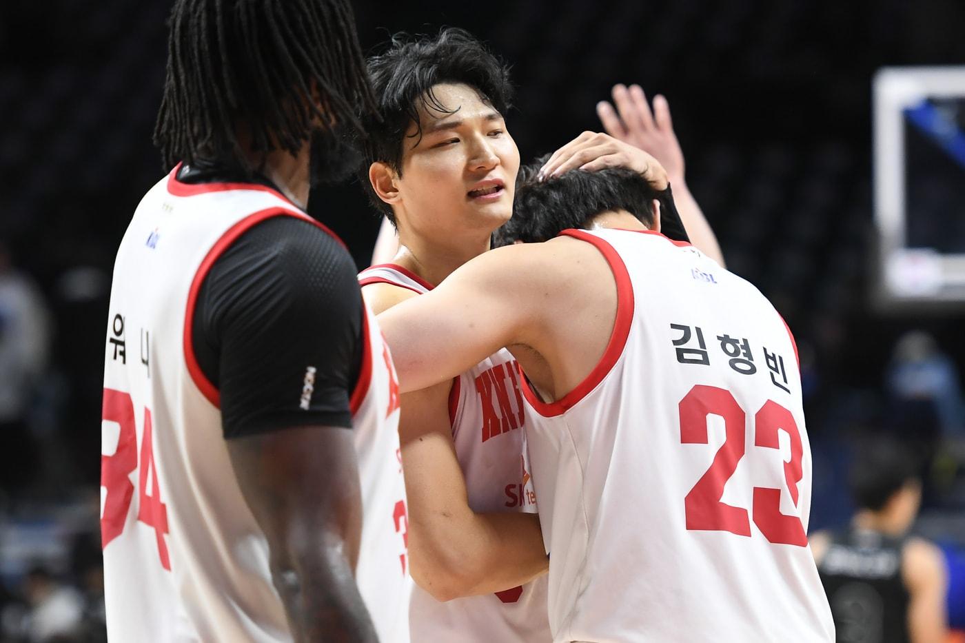 서울 SK는 1일 열린 2024-25 프로농구 창원 LG전에서 막판 안영준(가운데)의 결정적 활약으로 77-74로 승리했다. (KBL 제공)