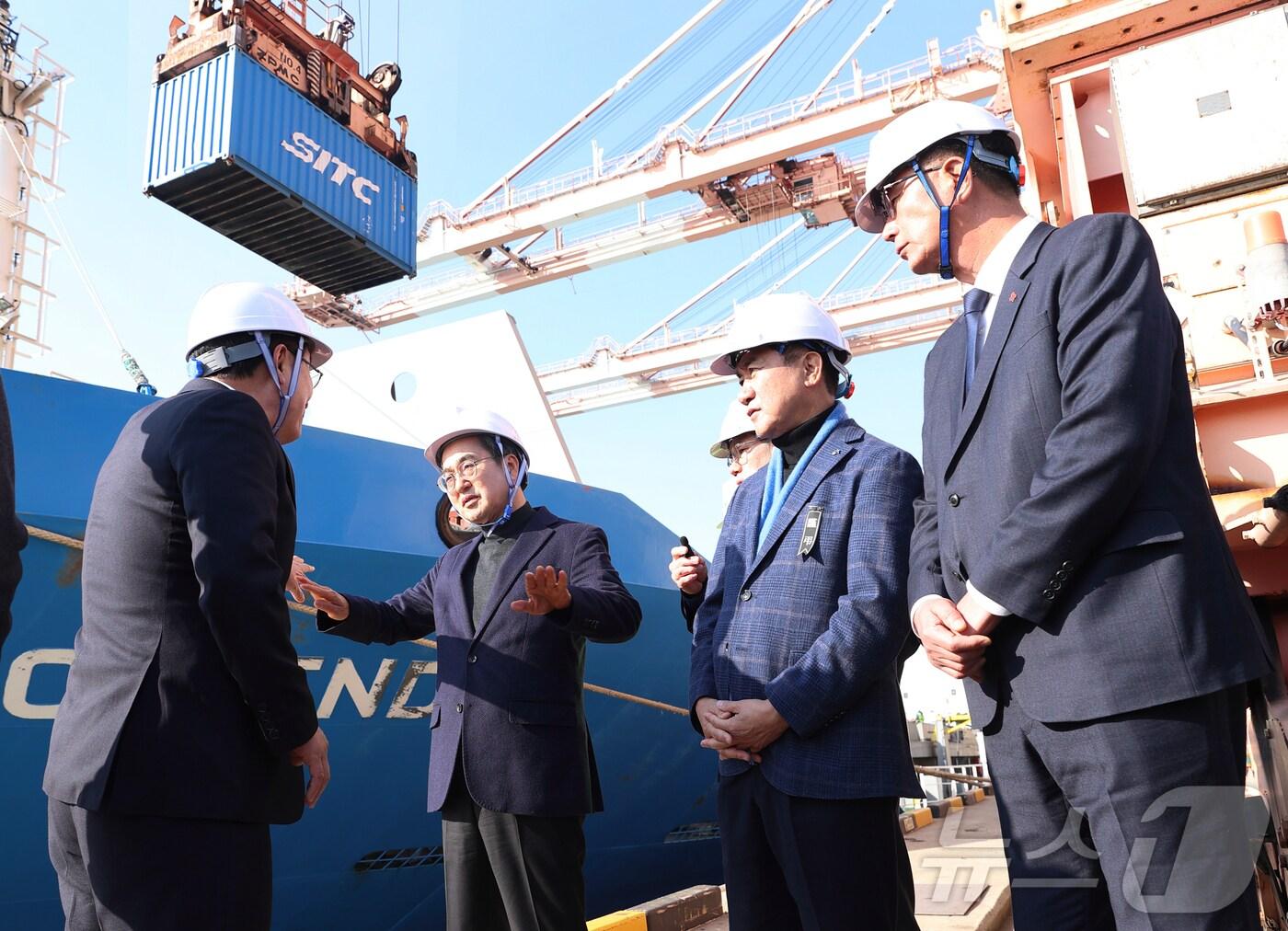 본문 이미지 - 1일 평택항 2025년 첫 수출 현장을 찾은 김동연 경기도지사.(경기도 제공)