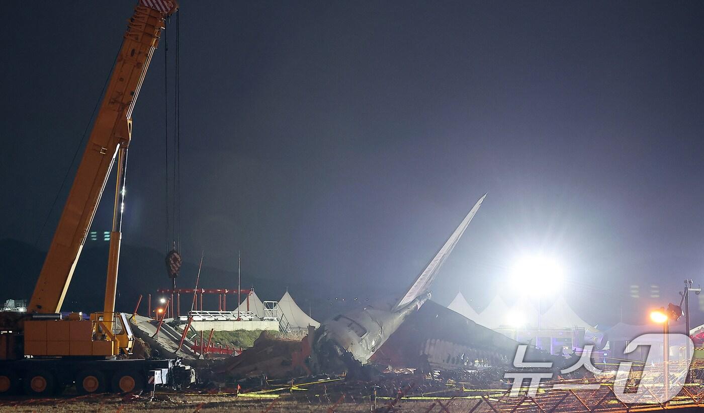 전남 무안국제공항 제주항공 여객기 참사 현장에 사고 여객기와 충돌로 부서진 방위각 시설(로컬라이저), 대형크레인 등이 보이고 있다. 2025.1.1/뉴스1 ⓒ News1 김진환 기자