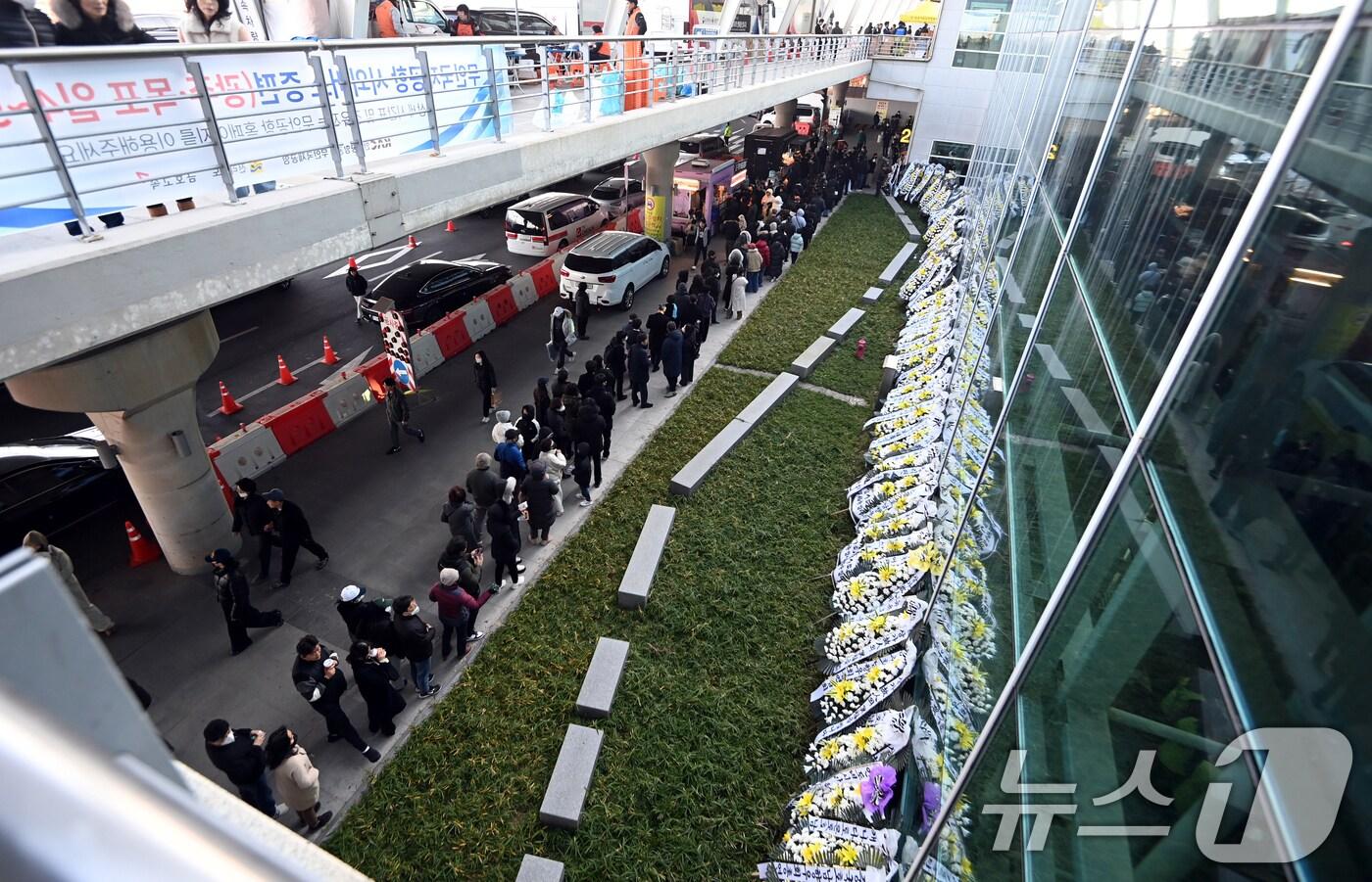 제주항공 여객기 참사 나흘째인 1일 전남 무안국제공항 여객터미널 1층에 마련된 합동분향소에 시민들의 조문행렬이 이어지고 있다. (공동취재) 2025.1.1/뉴스1 ⓒ News1 김민지 기자