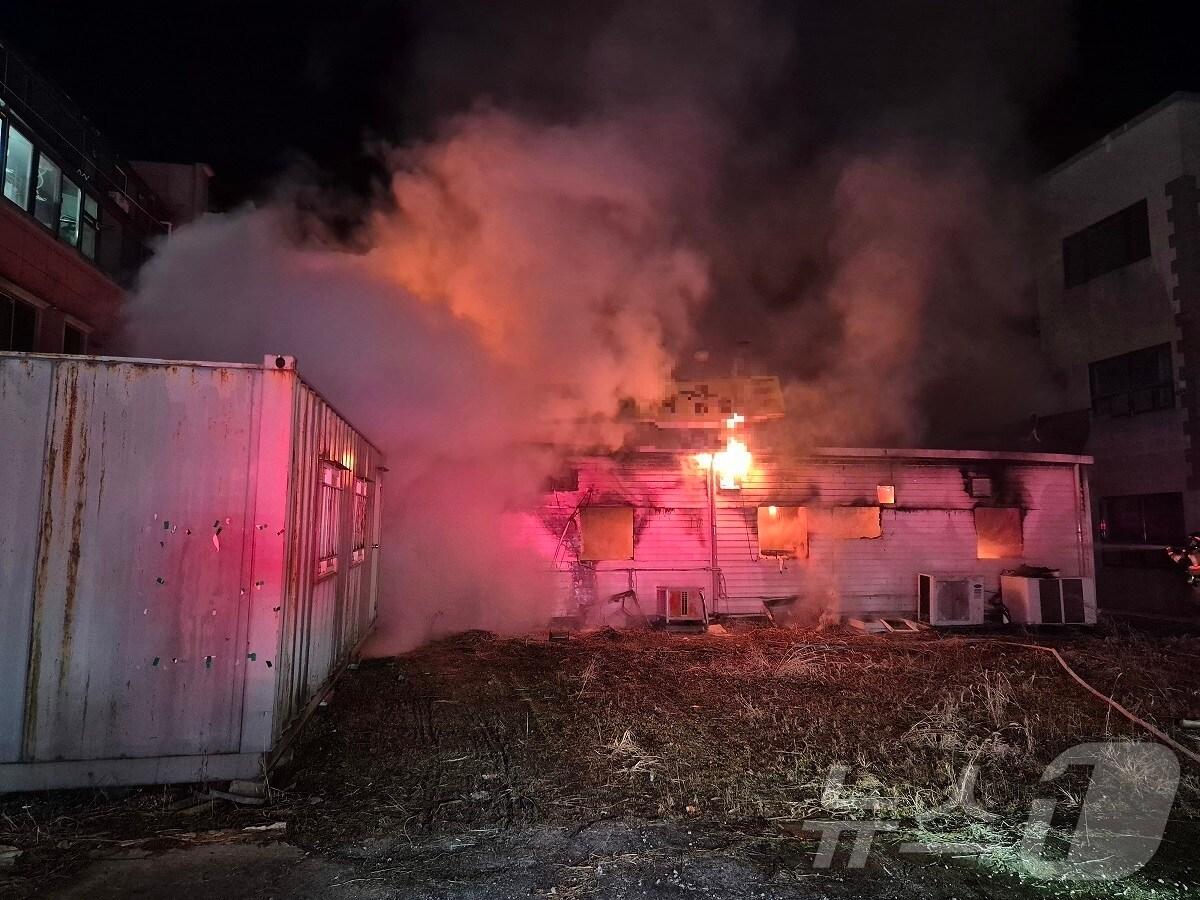 본문 이미지 - 홍성 홍성읍 월산리 음식점 화재 현장. (홍성소방서 제공) / 뉴스1