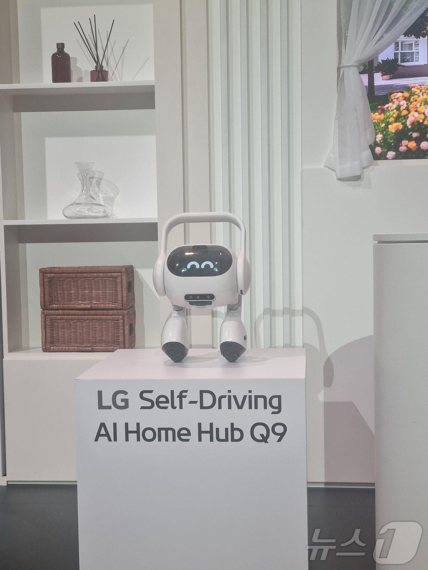 본문 이미지 - CES 2025에서 소개된 LG전자 이동형 AI 홈 허브 'Q9'. ⓒ 뉴스1