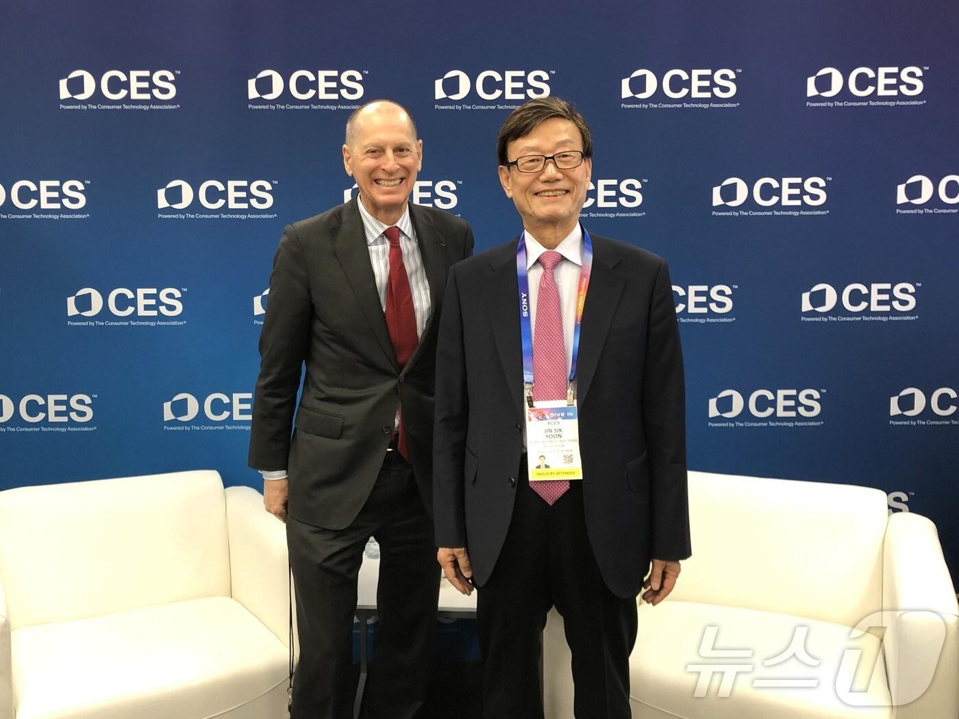 본문 이미지 - 윤진식 한국무역협회&#40;KITA&#41; 회장&#40;오른쪽&#41;과 게리 샤피로 미국 소비자기술협회&#40;CTA&#41; 회장이 9일&#40;현지시간&#41; 세계 최대 가전·IT 전시회 CES 2025가 열린 미국 라스베이거스에서 면담을 마치고 기념사진을 촬영하고 있다.&#40;한국무역협회 제공&#41;