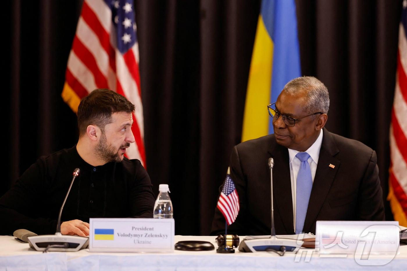 볼로디미르 젤렌스키 우크라이나 대통령(왼쪽)과 로이드 오스틴 미국 국방부 장관이 9일(현지시간) 독일 람슈타인 공군기지에서 우크라이나 방위전략그룹(UDCG) 회의를 마치고 공동 기자회견을 열고 있다. 2025.1.9 ⓒ 로이터=뉴스1 ⓒ News1 강민경 기자