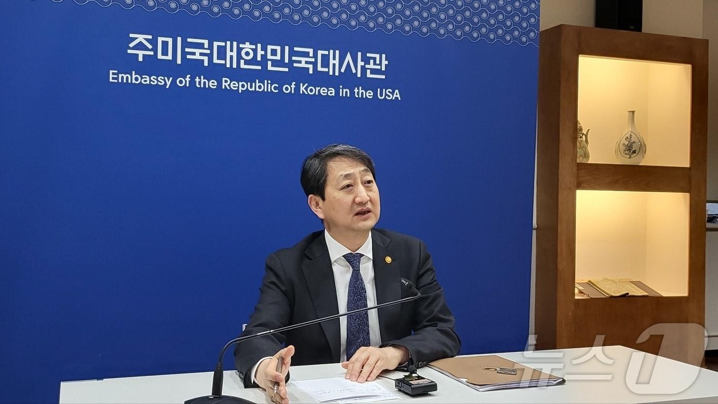 안덕근 산업통상자원부 장관이 9일(현지시간) 미국 워싱턴DC 소재 주미한국대사관에서 연 기자간담회에서 질문에 답하고 있다.