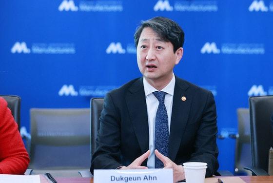 본문 이미지 - 안덕근 산업통상자원부 장관이 9일(현지시간) 미국 워싱턴 D.C 전미제조자협회 회의실에서 열린 '전미제조자협회(NAM) 라운드테이블 회의'에서 인사말을 하고 있다. (산업통상자원부 제공) 2025.1.10/뉴스1