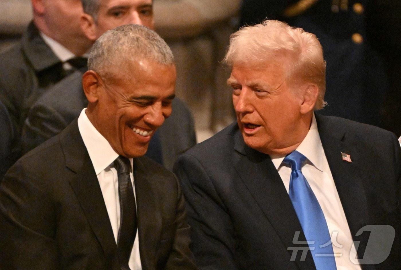 도널드 트럼프 미국 대통령 당선인과 버락 오바마 전 대통령이 9일(현지시간) 워싱턴에 있는 워싱턴 국립 대성당에서 엄수된 지미 카터 전 대통령의 국장에 참석해 얘기를 나누고 있다. 2025.01.10 ⓒ AFP=뉴스1 ⓒ News1 우동명 기자