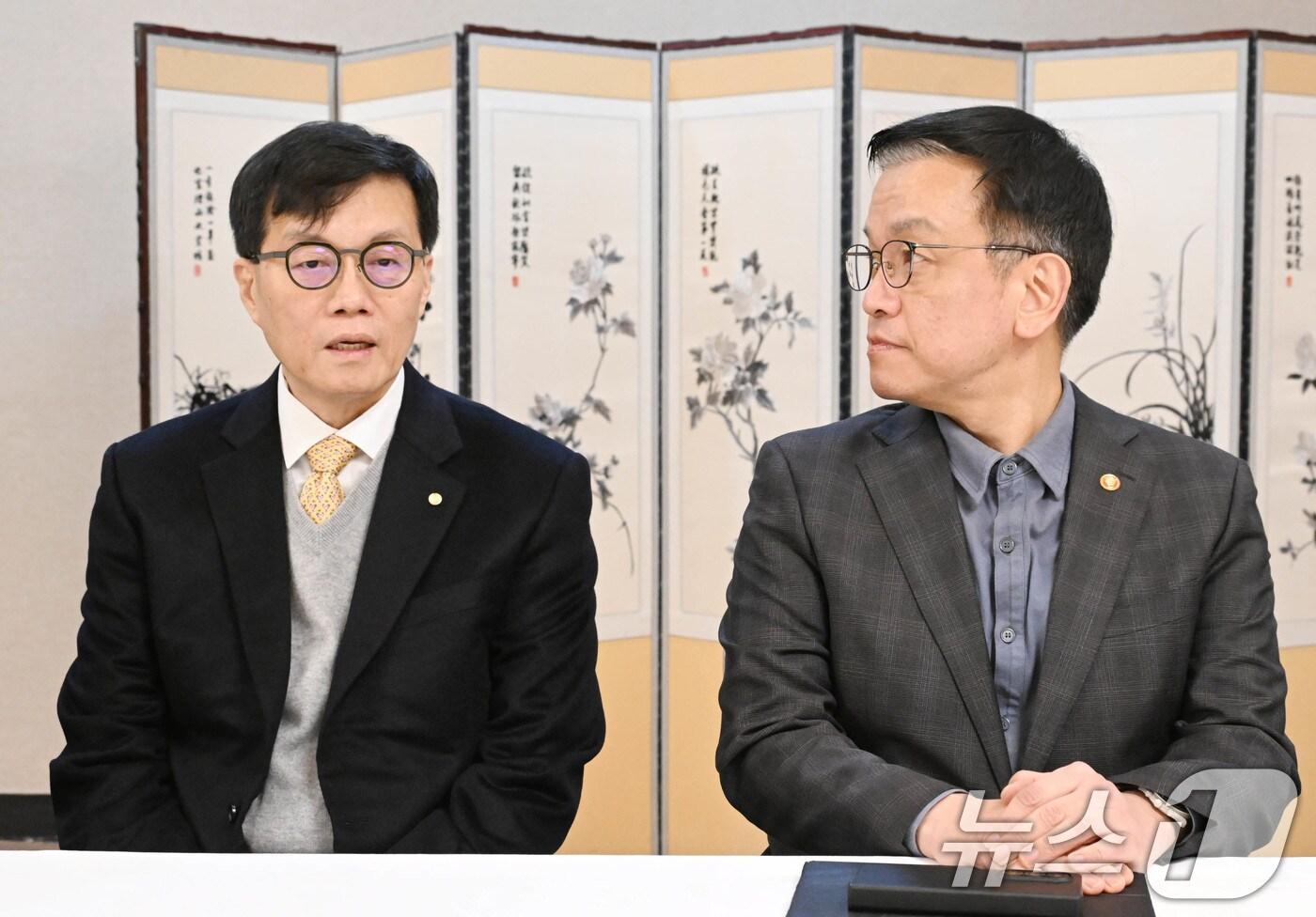 최상목 대통령 권한대행 부총리 겸 기획재정부 장관이 지난 10일 서울 종로구 정부서울청사에서 열린 거시경제·금융현안 간담회에서 이창용 한국은행 총재의 발언을 듣고 있다. (기획재정부 제공) 2025.1.10/뉴스1