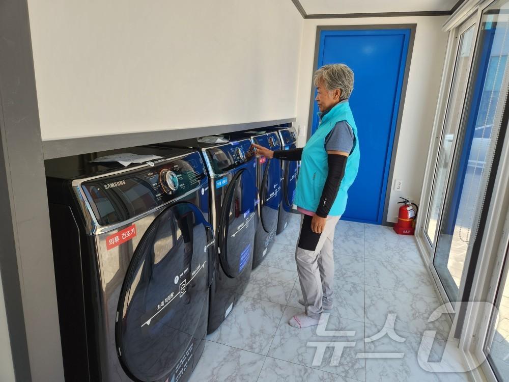 본문 이미지 -  10일 충북 음성군은 올해 4215개의 노인 일자리를 제공한다고 밝혔다. 사진은 세탁방.(음성군 제공)/뉴스1