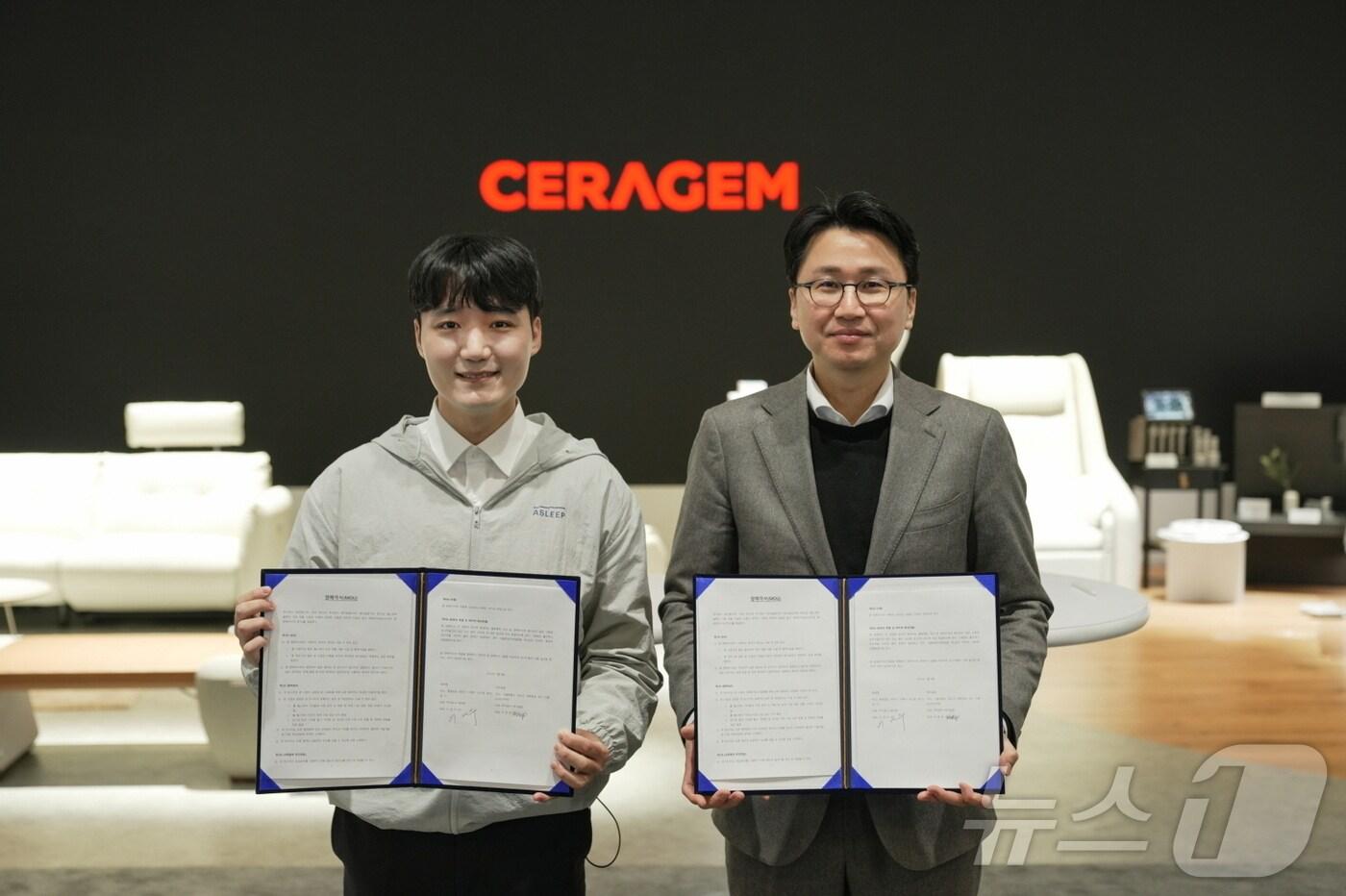 본문 이미지 - 이경수 세라젬 대표(오른쪽)와 이동헌 에이슬립 대표가 양해각서 체결 후 기념촬영을 하고 있다.(세라젬 제공)