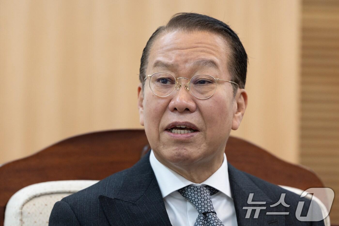 본문 이미지 - 권영세 국민의힘 비상대책위원장이 10일 오전 서울 종로구 조계사에서 총무원장 진우스님을 예방하고 있다. 2025.1.10/뉴스1 ⓒ News1 이승배 기자