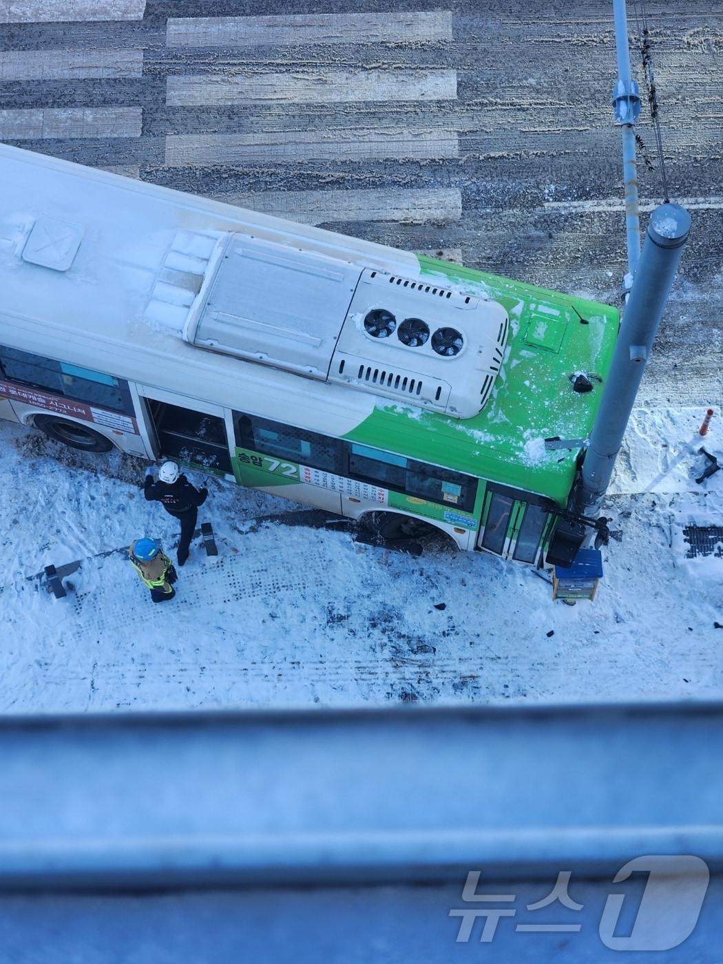 본문 이미지 - 10일 오전 9시 32분쯤 광주 광산구 장덕동 한 사거리에서 빙판길에 미끄러진 시내버스가 신호등 지주를 들이 받아 8명이 부상을 입었다. (독자제공) 2025.1.10/뉴스1