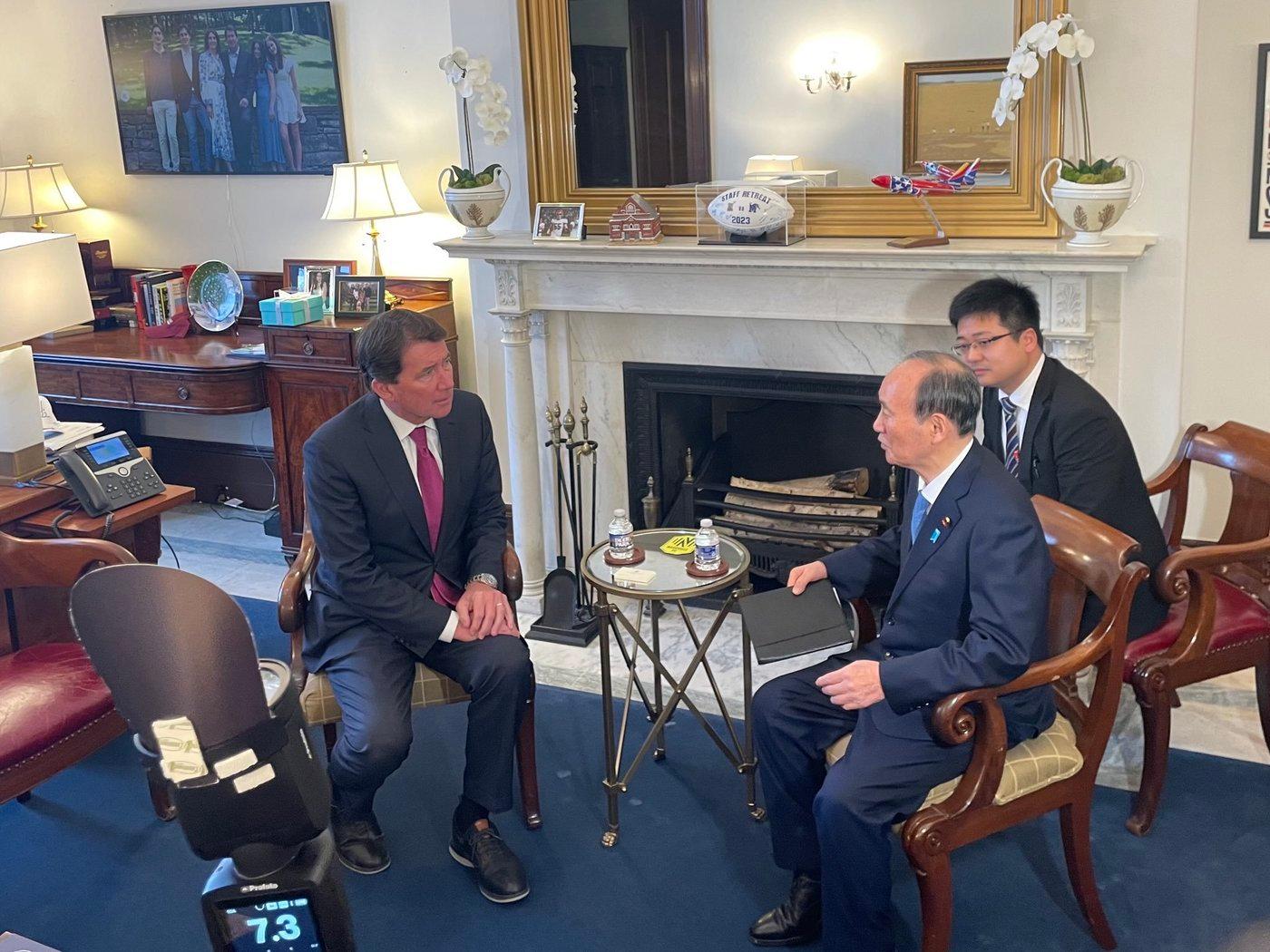 본문 이미지 - 8일(현지시간) 미국 워싱턴에서 지난 1기 트럼프 행정부 당시 주일대사를 지낸 빌 해거티 상원의원과 회담하는 스가 요시히데 전 일본 총리 겸 자민당 부총재의 모습. (출처 : 스가 요시히데 엑스) 2025.01.08/