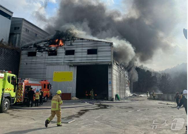 본문 이미지 - 9일 오후 1시 44분쯤 경북 성주군 용암면의 한 폐기물재활용 공장에서 불이나 소방당국이 진압하고 있다(경북소방본부 제공)2025.1.10/뉴스1