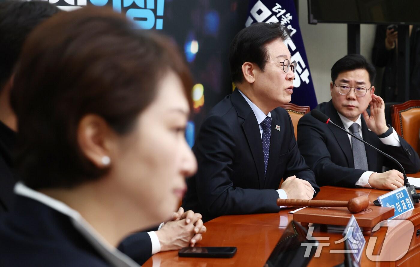 본문 이미지 - 이재명 더불어민주당 대표가 10일 오전 서울 여의도 국회에서 열린 최고위원회의에서 발언하고 있다. 2025.1.10/뉴스1 ⓒ News1 김민지 기자