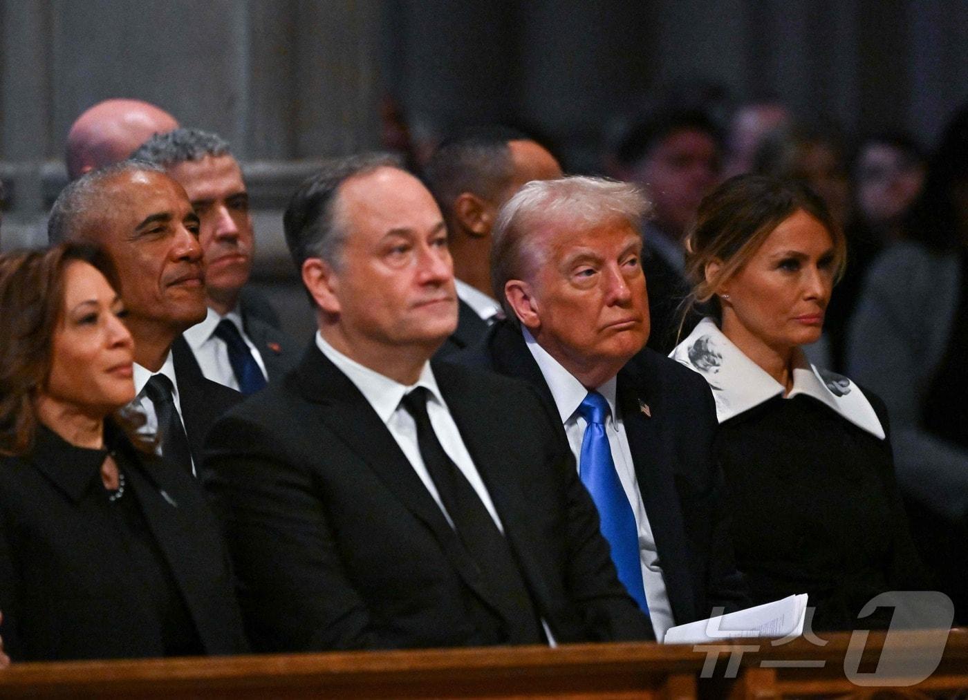 본문 이미지 - 도널드 트럼프 미국 대통령 당선인과 부인 멜라니아 여사, 카멀라 해리스 부통령과 남편 더그 엠호프가 9일(현지시간) 워싱턴에 있는 워싱턴 국립 대성당에서 엄수된 지미 카터 전 대통령의 국장에 참석을 하고 있다. 2025.01.10 ⓒ AFP=뉴스1 ⓒ News1 우동명 기자