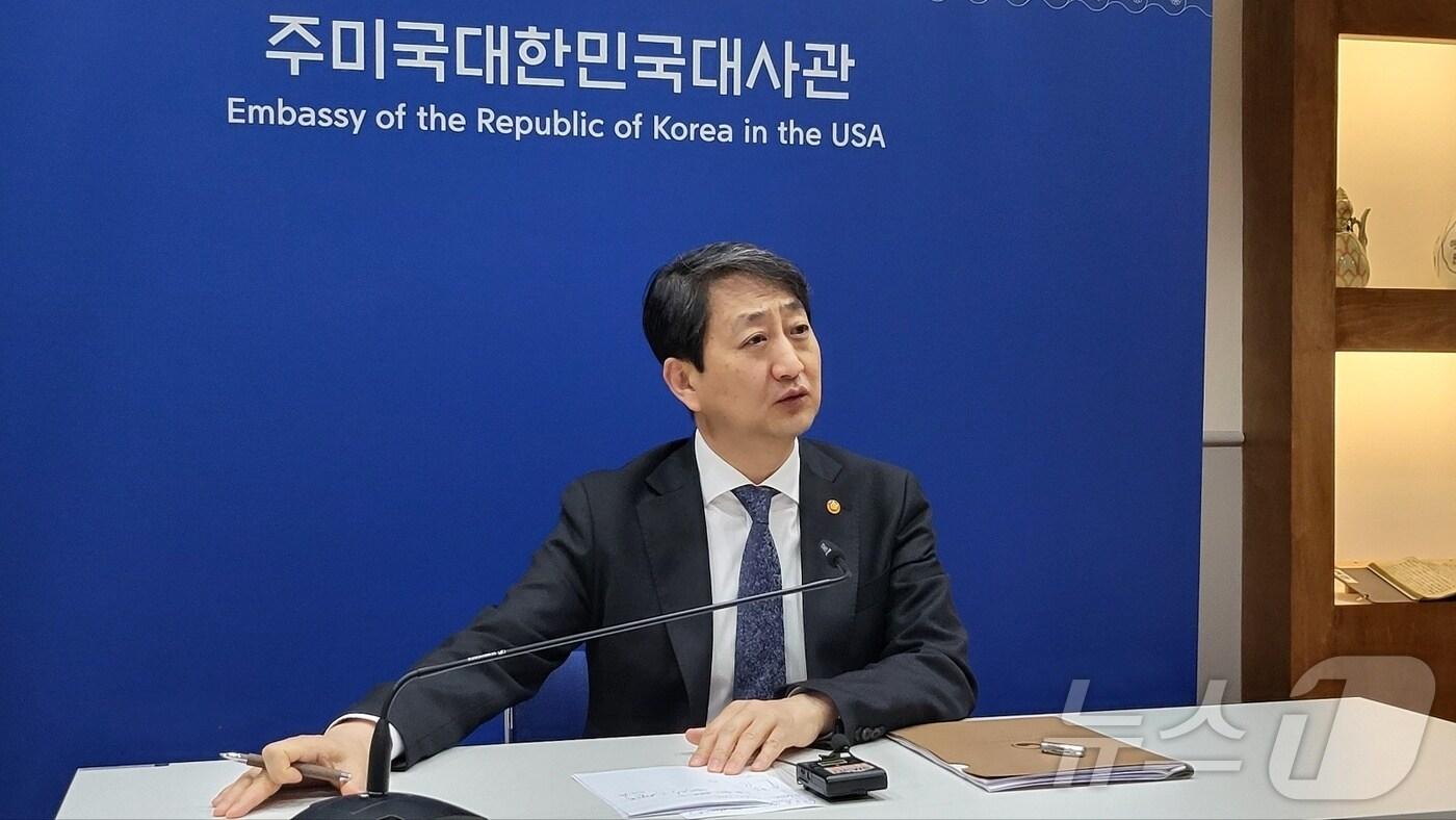 본문 이미지 - 안덕근 산업통상자원부 장관이 9일(현지시간) 미국 워싱턴DC 소재 주미한국대사관에서 연 기자간담회에서 질문에 답하고 있다.
