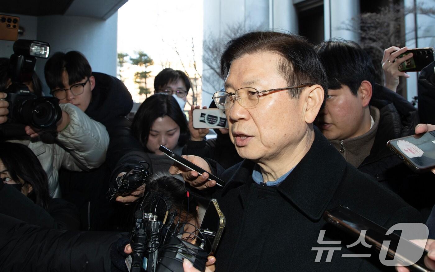 본문 이미지 - 윤석열 대통령에 대한 체포영장 집행을 방해한 혐의(특수공무집행방해)로 입건된 박종준 대통령 경호처장이 10일 오전 서울 서대문구 국가수사본부로 출석하고 있다. (공동취재) 2025.1.10/뉴스1 ⓒ News1 이승배 기자