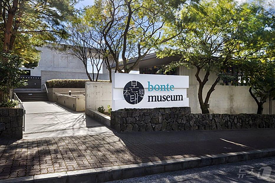 본문 이미지 - 제주 서귀포시 안덕면에 위치한 본태뮤지엄. 본태뮤지엄은 우리나라 전통공예품 뿐만 아니라 쿠사마 야요이, 백남준, 파블로 피카소, 앤디워홀, 박선기 등 국내외 내로라하는 현대 작가들의 작품이 전시된 복합문화공간이다.&#40;본태박물관 제공&#41;